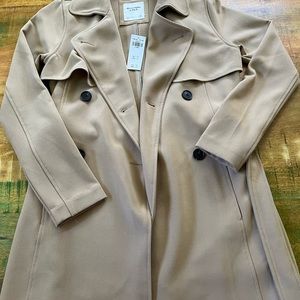 NWT Abercrombie & Fitch women’s trench coat in tan.